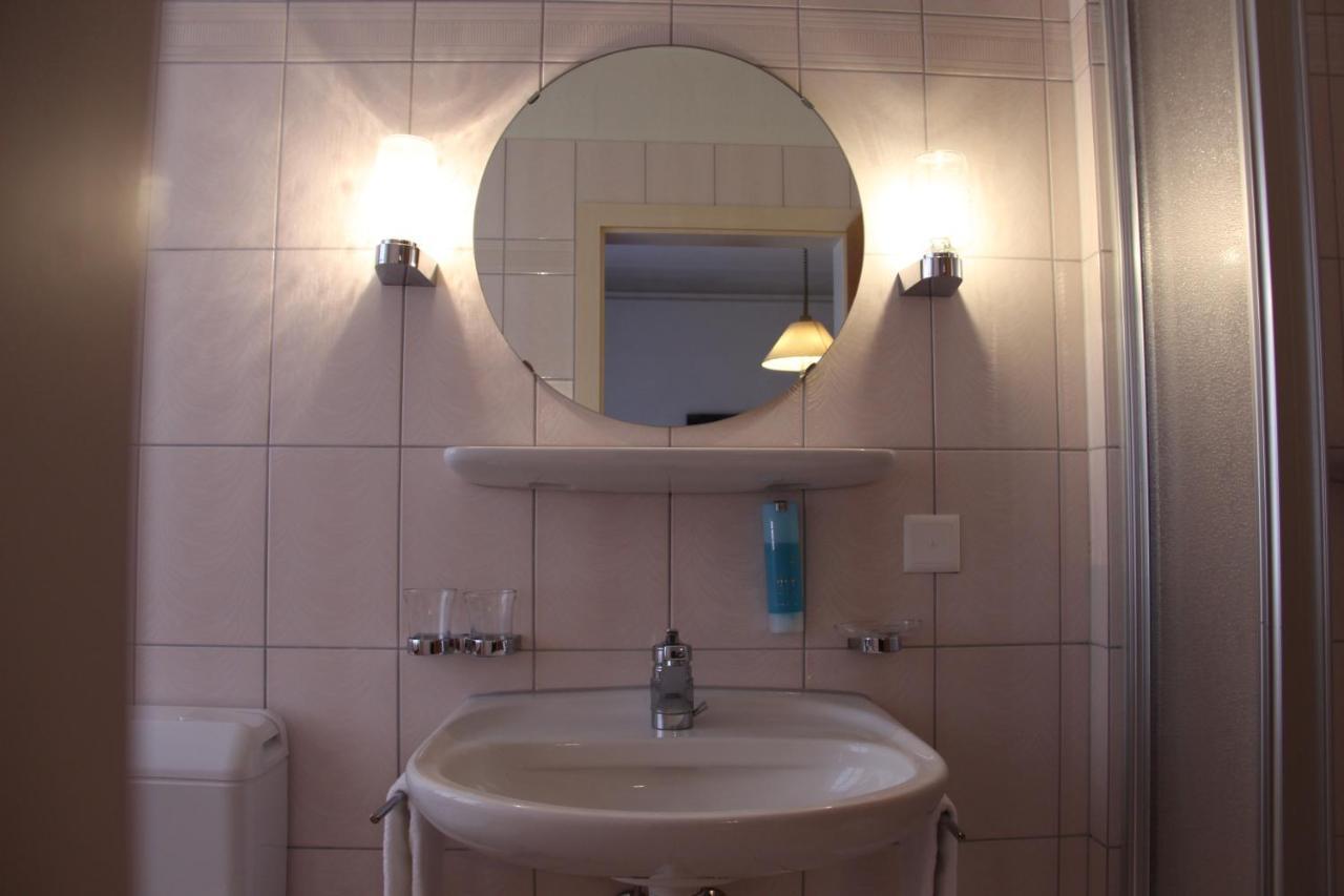 Zum Schwarzen Loewen Hotel Altdorf Bagian luar foto