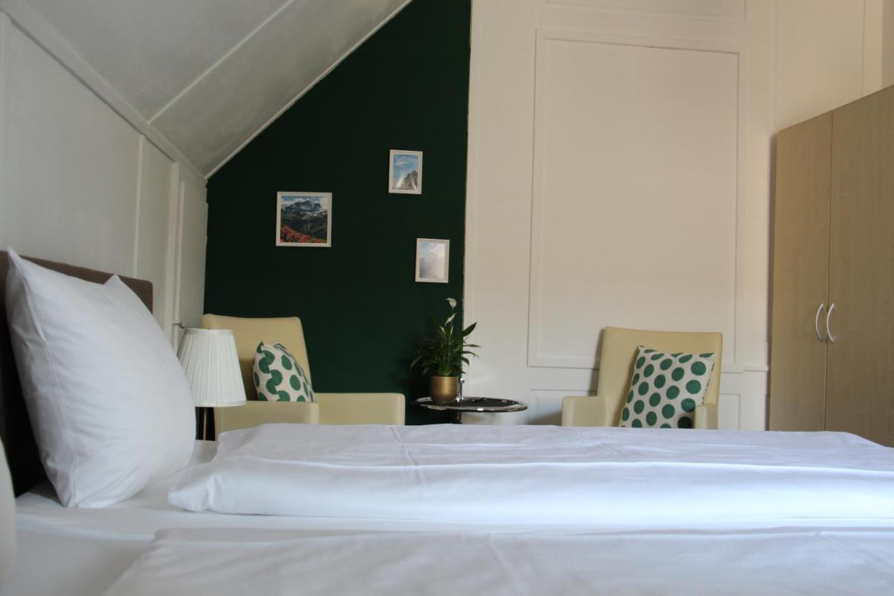 Zum Schwarzen Loewen Hotel Altdorf Bagian luar foto
