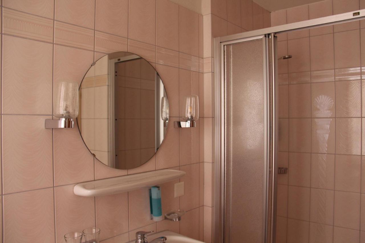 Zum Schwarzen Loewen Hotel Altdorf Bagian luar foto